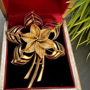 VINTAGE SIGNED USNER GOLD TONE FLOWER BROOCH PIN